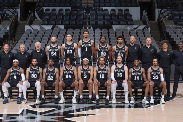 鐵騎踏碎費(fèi)城！馬刺狂勝40分創(chuàng)賽季最大分差，文班亞馬6帽筑起禁飛區(qū)